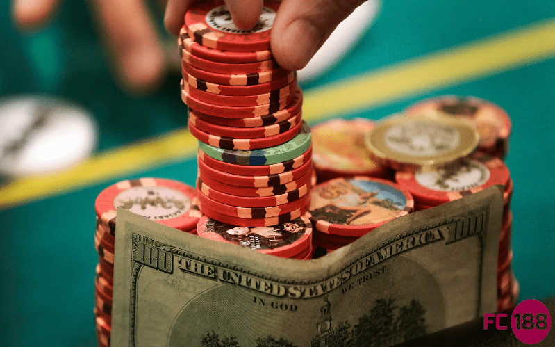 What is the minimum deposit amount at online casinos in the Philippines?